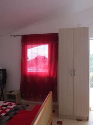 Апартаменты Apartments Volarić Сутоморе Апартаменты с балконом-5