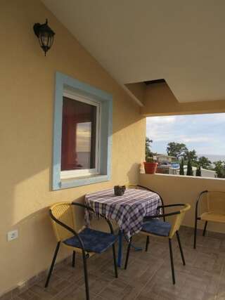Апартаменты Apartments Volarić Сутоморе Апартаменты с балконом-8